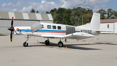 Picture of aircraft with N-Number 750SD